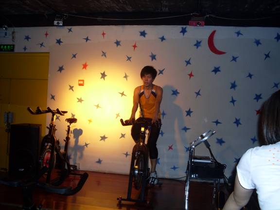 08级学生史洋洋兼任博雄健身单车教练