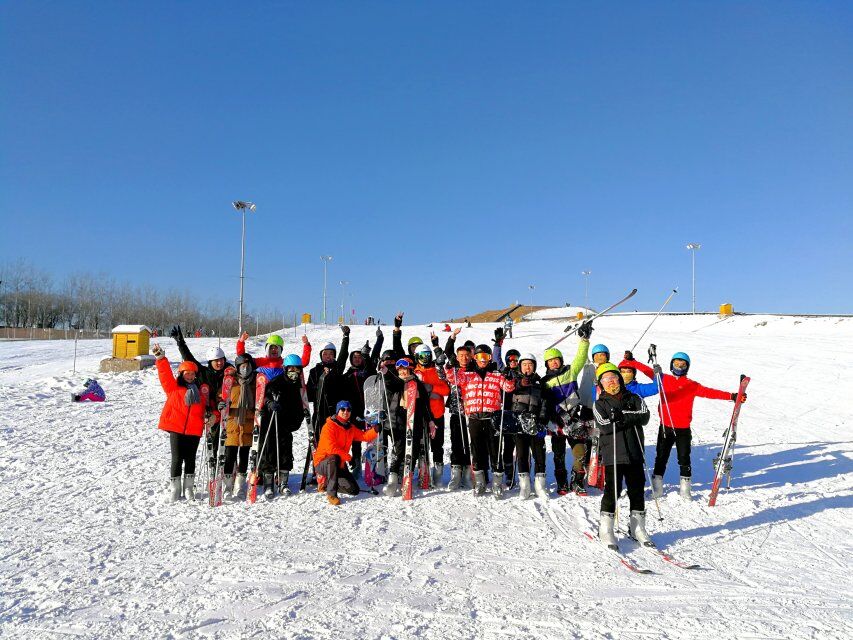 2018级学生参加滑雪活动